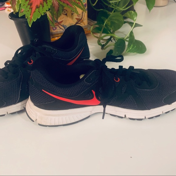 Nike Other - NIKE  BOYS YOUTH SIZE (7) OR 8/5 WOMEN’S SIZE ⚫️❤️